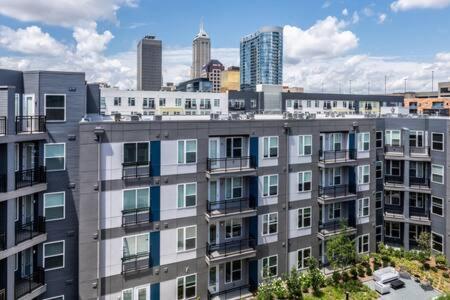 Explore Cozysuites Indy From An Urban Oasis In Market East Indianapolis Exterior foto