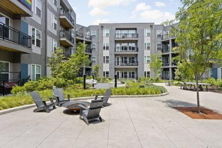 Explore Cozysuites Indy From An Urban Oasis In Market East Indianapolis Exterior foto